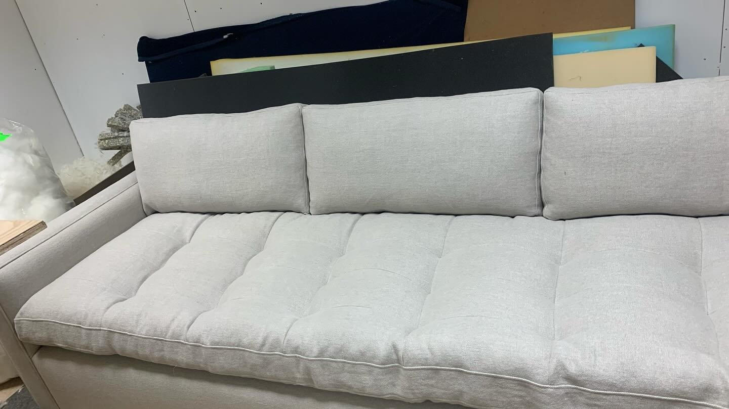 Sofá con asiento acolchado y cojines a medida