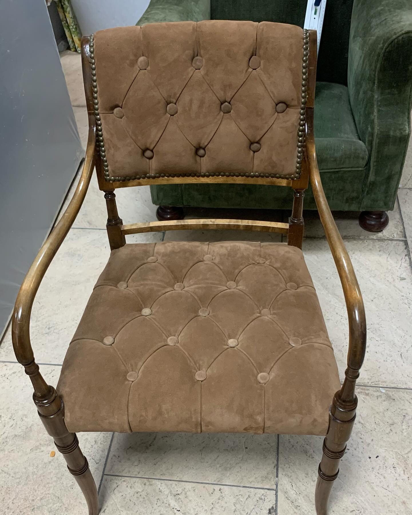 Silla de despacho con respaldo en capitoné de antelina