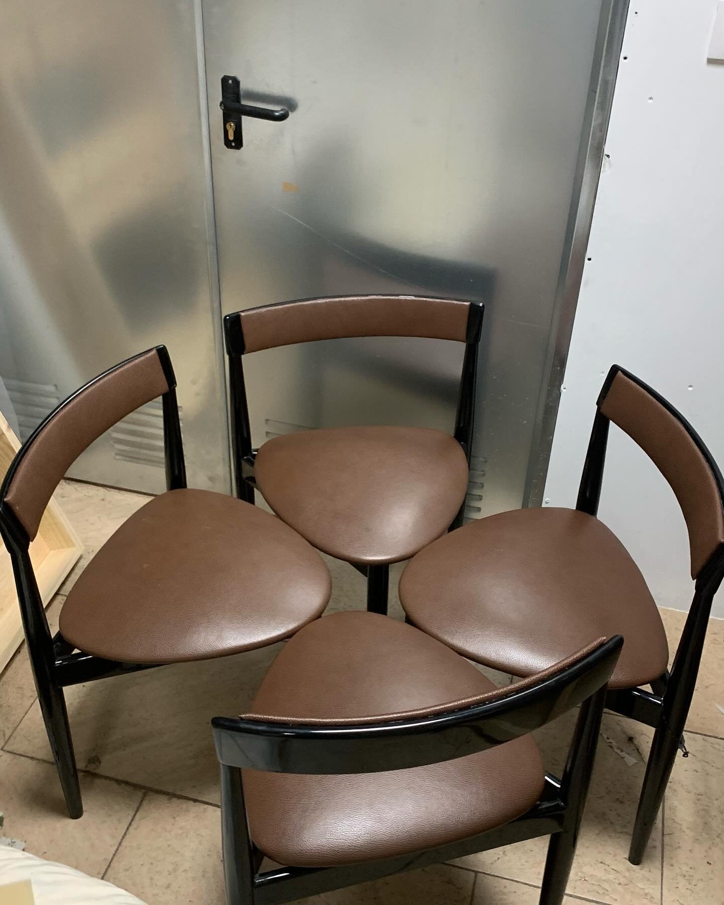 Juego de sillas de comedor tapizadas en piel marrón