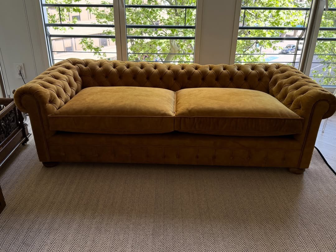 Sofá estilo Chesterfield en terciopelo mostaza