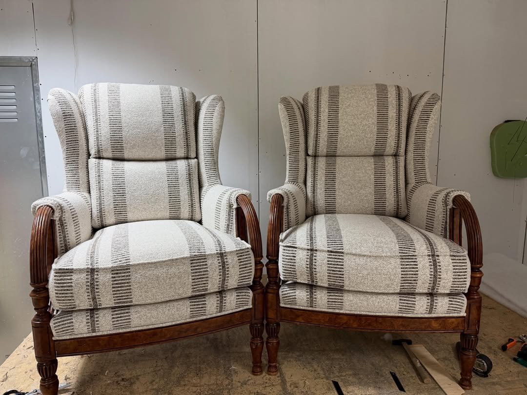 Pareja de sillones de orejas clásicos restaurados
