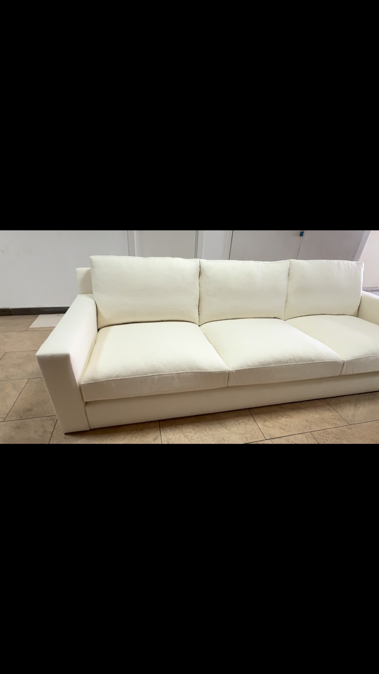 Sofá de tres plazas blanco roto con brazos anchos